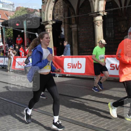 05.10.2025 - 20. swb-Marathon Bremen Yannick Fuchs http://msf.ph/oto/9317479 05.10.2025 11:04:38 Ziel 8111, 9394, 9610, 9915, 10278, 10485, 10531, 10674, 10869, 10956, 11196, 11542, 11704 meine-sportfotos.de