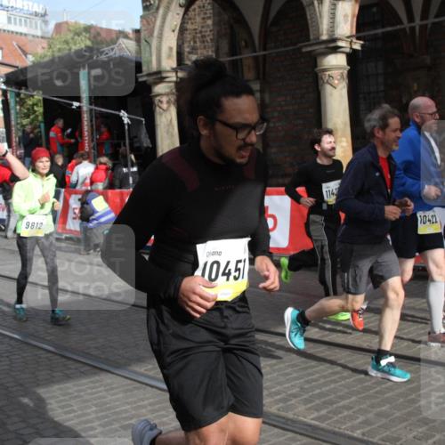 05.10.2025 - 20. swb-Marathon Bremen Yannick Fuchs http://msf.ph/oto/9317492 05.10.2025 11:04:49 Ziel 9532, 9765, 9812, 9927, 10422, 10451, 10557, 10964, 11035, 11427, 11546, 11615 meine-sportfotos.de