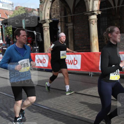 05.10.2025 - 20. swb-Marathon Bremen Yannick Fuchs http://msf.ph/oto/9317497 05.10.2025 11:04:53 Ziel 9866, 9927, 10557, 10964, 11035, 11315, 11615 meine-sportfotos.de
