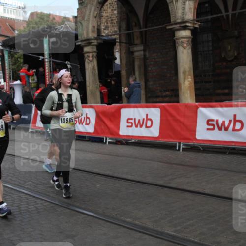 05.10.2025 - 20. swb-Marathon Bremen Yannick Fuchs http://msf.ph/oto/9317510 05.10.2025 11:05:09 Ziel 9642, 9668, 10965, 11016, 11121, 11171, 11412 meine-sportfotos.de