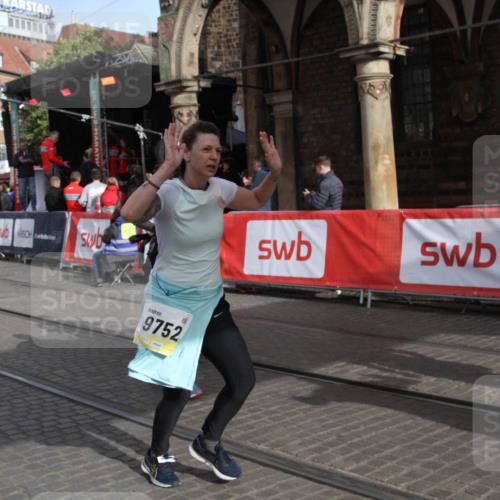 05.10.2025 - 20. swb-Marathon Bremen Yannick Fuchs http://msf.ph/oto/9317537 05.10.2025 11:05:37 Ziel 7654, 9210, 9419, 9752, 10025, 10426, 10437, 10542, 11164, 11676, 11681 meine-sportfotos.de