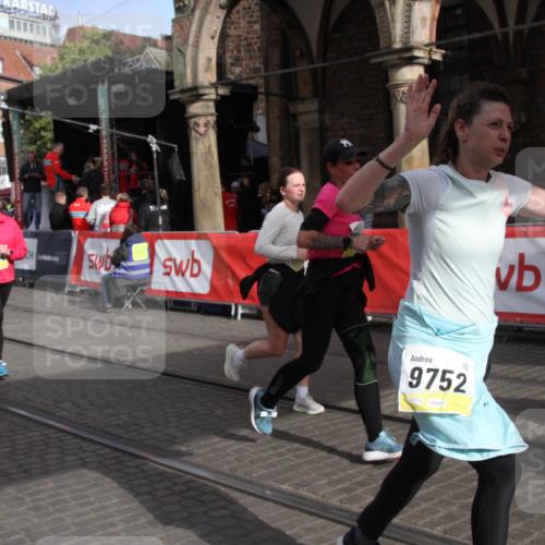 05.10.2025 - 20. swb-Marathon Bremen Yannick Fuchs http://msf.ph/oto/9317538 05.10.2025 11:05:38 Ziel 7654, 9210, 9419, 9752, 10426, 10437, 10999, 11164, 11676, 11681 meine-sportfotos.de