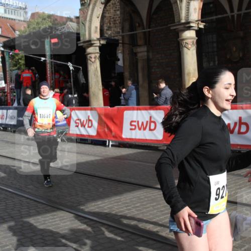 05.10.2025 - 20. swb-Marathon Bremen Yannick Fuchs http://msf.ph/oto/9317542 05.10.2025 11:05:41 Ziel 9210, 9419, 10437, 10843, 10844, 10999, 11681 meine-sportfotos.de