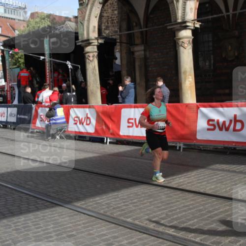 05.10.2025 - 20. swb-Marathon Bremen Yannick Fuchs http://msf.ph/oto/9317544 05.10.2025 11:05:43 Ziel 9335, 10843, 10844, 10999, 11604 meine-sportfotos.de