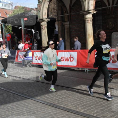 05.10.2025 - 20. swb-Marathon Bremen Yannick Fuchs http://msf.ph/oto/9317546 05.10.2025 11:05:47 Ziel 9335, 9423, 10197, 10529, 10769, 10843, 10844, 11604 meine-sportfotos.de