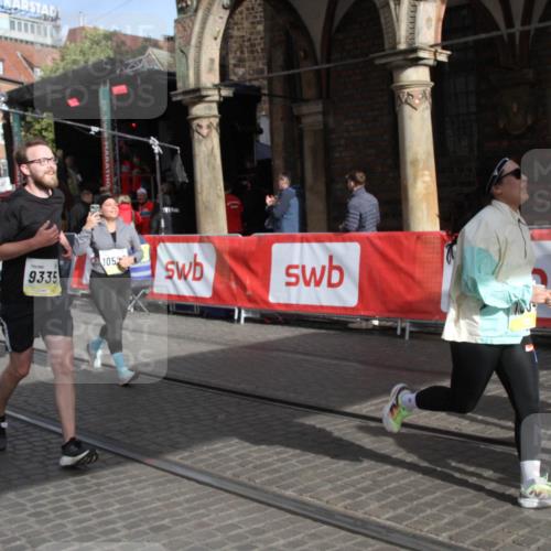 05.10.2025 - 20. swb-Marathon Bremen Yannick Fuchs http://msf.ph/oto/9317547 05.10.2025 11:05:47 Ziel 9335, 9423, 10197, 10529, 10769, 10843, 10844, 11604 meine-sportfotos.de
