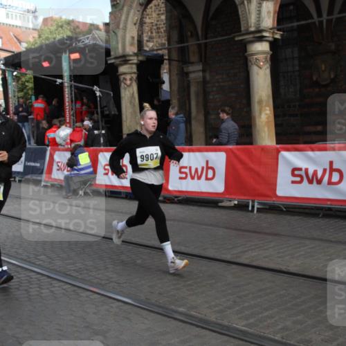 05.10.2025 - 20. swb-Marathon Bremen Yannick Fuchs http://msf.ph/oto/9317553 05.10.2025 11:05:55 Ziel 7777, 9907, 10619 meine-sportfotos.de