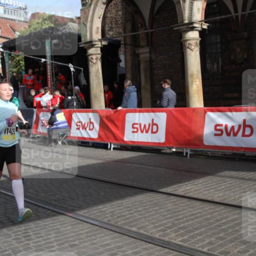 05.10.2025 - 20. swb-Marathon Bremen Yannick Fuchs http://msf.ph/oto/9317556 05.10.2025 11:06:05 Ziel 9355, 9931, 10081, 10095, 10587, 10597, 11134, 11425, 11468, 11525 meine-sportfotos.de