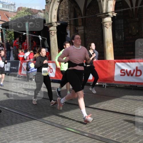 05.10.2025 - 20. swb-Marathon Bremen Yannick Fuchs http://msf.ph/oto/9317559 05.10.2025 11:06:07 Ziel 9355, 9931, 10081, 10095, 10100, 10101, 10587, 10597, 11134, 11468, 11525 meine-sportfotos.de