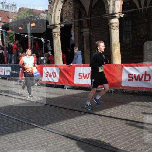 05.10.2025 - 20. swb-Marathon Bremen Yannick Fuchs http://msf.ph/oto/9317561 05.10.2025 11:06:09 Ziel 9355, 9786, 10081, 10095, 10100, 10101, 10462, 10587, 10597, 10623, 11134, 11231, 11525 meine-sportfotos.de