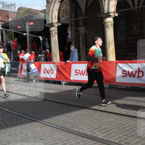 05.10.2025 - 20. swb-Marathon Bremen Yannick Fuchs http://msf.ph/oto/9317562 05.10.2025 11:06:10 Ziel 9438, 9786, 10081, 10100, 10101, 10462, 10623, 11231, 11525 meine-sportfotos.de