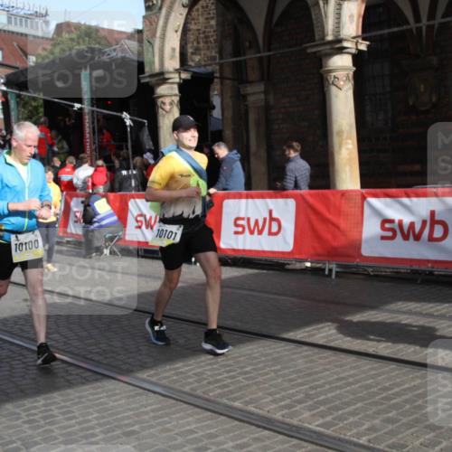 05.10.2025 - 20. swb-Marathon Bremen Yannick Fuchs http://msf.ph/oto/9317563 05.10.2025 11:06:11 Ziel 9438, 9786, 10100, 10101, 10192, 10462, 10623, 11231, 11525 meine-sportfotos.de