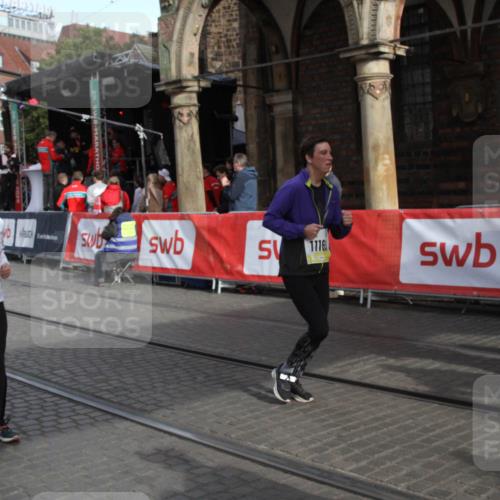 05.10.2025 - 20. swb-Marathon Bremen Yannick Fuchs http://msf.ph/oto/9317576 05.10.2025 11:06:23 Ziel 9205, 9228, 9523, 10152, 10243, 10374, 10404, 11169, 11233 meine-sportfotos.de