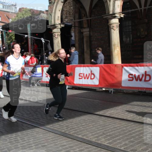 05.10.2025 - 20. swb-Marathon Bremen Yannick Fuchs http://msf.ph/oto/9317579 05.10.2025 11:06:29 Ziel 9764, 9998, 10611, 10640, 11195, 11233, 11485 meine-sportfotos.de