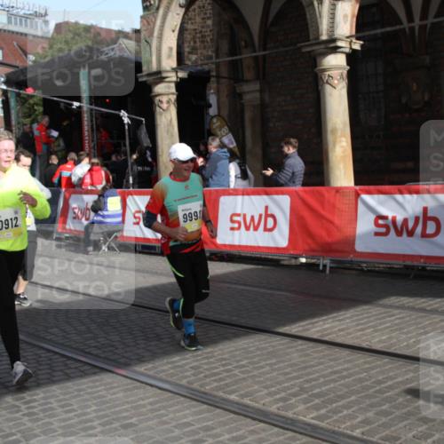 05.10.2025 - 20. swb-Marathon Bremen Yannick Fuchs http://msf.ph/oto/9317583 05.10.2025 11:06:34 Ziel 9764, 9998, 10699, 10732, 10912, 11143, 11270, 11365 meine-sportfotos.de