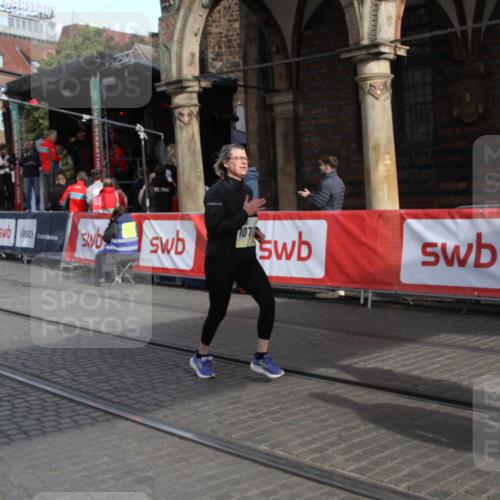 05.10.2025 - 20. swb-Marathon Bremen Yannick Fuchs http://msf.ph/oto/9317586 05.10.2025 11:06:37 Ziel 9178, 10699, 10732, 11143, 11270, 11324, 11706 meine-sportfotos.de
