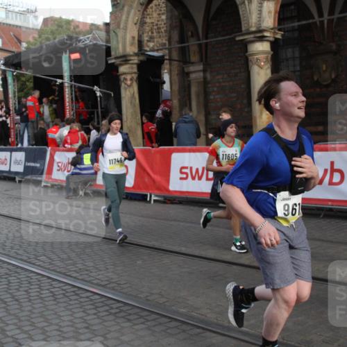 05.10.2025 - 20. swb-Marathon Bremen Yannick Fuchs http://msf.ph/oto/9317592 05.10.2025 11:06:44 Ziel 9357, 9619, 10239, 11027, 11605, 11721, 11746, 11747 meine-sportfotos.de