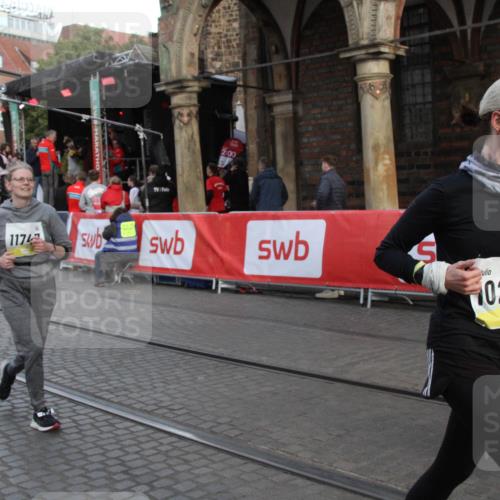05.10.2025 - 20. swb-Marathon Bremen Yannick Fuchs http://msf.ph/oto/9317594 05.10.2025 11:06:46 Ziel 10239, 10498, 11565, 11605, 11721, 11746, 11747 meine-sportfotos.de