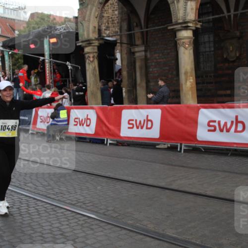 05.10.2025 - 20. swb-Marathon Bremen Yannick Fuchs http://msf.ph/oto/9317595 05.10.2025 11:06:49 Ziel 10001, 10148, 10168, 10498, 10747, 10748, 10937, 11565 meine-sportfotos.de
