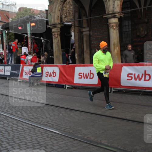05.10.2025 - 20. swb-Marathon Bremen Yannick Fuchs http://msf.ph/oto/9317606 05.10.2025 11:06:59 Ziel 8574, 9942, 9976, 11622 meine-sportfotos.de