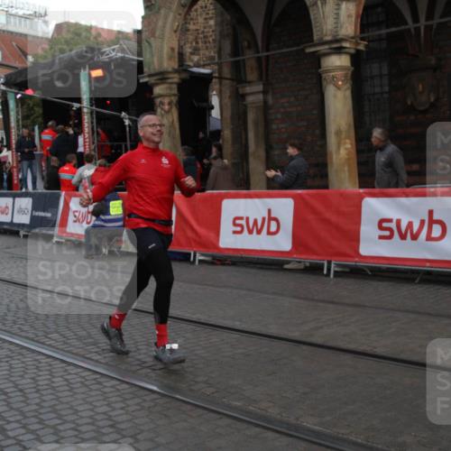 05.10.2025 - 20. swb-Marathon Bremen Yannick Fuchs http://msf.ph/oto/9317608 05.10.2025 11:07:06 Ziel 9901, 10396, 10788, 11131, 11709 meine-sportfotos.de