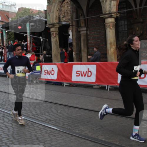 05.10.2025 - 20. swb-Marathon Bremen Yannick Fuchs http://msf.ph/oto/9317610 05.10.2025 11:07:08 Ziel 9890, 9901, 10193, 10788, 10991, 11131, 11709 meine-sportfotos.de