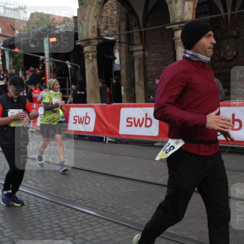 05.10.2025 - 20. swb-Marathon Bremen Yannick Fuchs http://msf.ph/oto/9317613 05.10.2025 11:07:12 Ziel 9265, 9491, 9890, 10193, 10371, 10788, 10991 meine-sportfotos.de