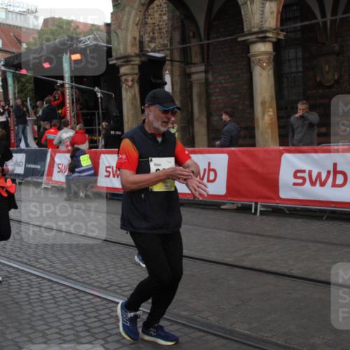 05.10.2025 - 20. swb-Marathon Bremen Yannick Fuchs http://msf.ph/oto/9317614 05.10.2025 11:07:13 Ziel 9265, 9491, 9877, 9890, 10193, 10371, 10991 meine-sportfotos.de