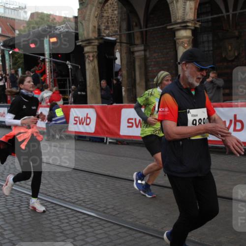 05.10.2025 - 20. swb-Marathon Bremen Yannick Fuchs http://msf.ph/oto/9317615 05.10.2025 11:07:13 Ziel 9265, 9491, 9877, 9890, 10193, 10371, 10991 meine-sportfotos.de