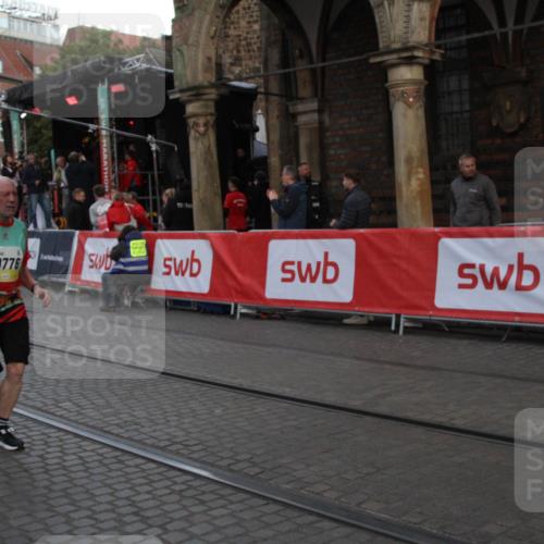 05.10.2025 - 20. swb-Marathon Bremen Yannick Fuchs http://msf.ph/oto/9317634 05.10.2025 11:07:38 Ziel 9306, 10585, 10650, 10749, 10776, 11584 meine-sportfotos.de