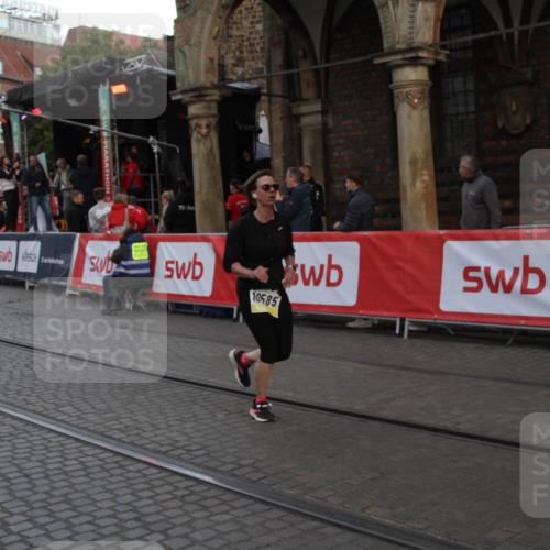 05.10.2025 - 20. swb-Marathon Bremen Yannick Fuchs http://msf.ph/oto/9317635 05.10.2025 11:07:39 Ziel 9306, 10585, 10650, 10749, 10776, 11584 meine-sportfotos.de