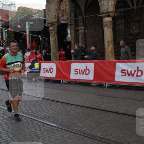 05.10.2025 - 20. swb-Marathon Bremen Yannick Fuchs http://msf.ph/oto/9317636 05.10.2025 11:07:41 Ziel 9306, 10585, 10650, 10749 meine-sportfotos.de