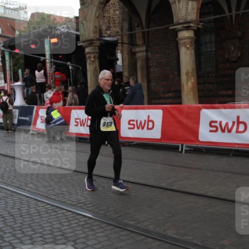 05.10.2025 - 20. swb-Marathon Bremen Yannick Fuchs http://msf.ph/oto/9317651 05.10.2025 11:08:22 Ziel 9353, 9401, 9519, 10132, 11097, 11232, 11671 meine-sportfotos.de
