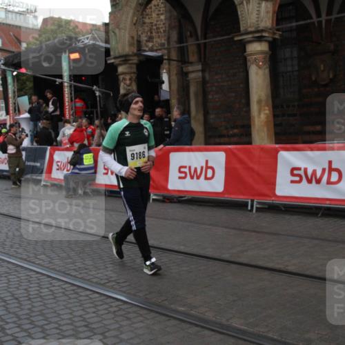 05.10.2025 - 20. swb-Marathon Bremen Yannick Fuchs http://msf.ph/oto/9317656 05.10.2025 11:08:29 Ziel 9186, 9552 meine-sportfotos.de