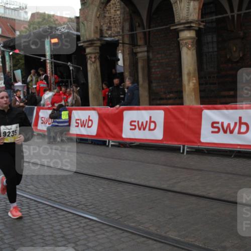 05.10.2025 - 20. swb-Marathon Bremen Yannick Fuchs http://msf.ph/oto/9317658 05.10.2025 11:08:35 Ziel 9235, 9481, 10134, 10787, 10859 meine-sportfotos.de