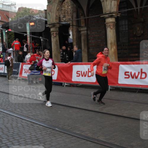05.10.2025 - 20. swb-Marathon Bremen Yannick Fuchs http://msf.ph/oto/9317659 05.10.2025 11:08:37 Ziel 9481, 9982, 10134, 10787, 10859 meine-sportfotos.de
