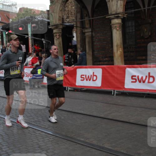 05.10.2025 - 20. swb-Marathon Bremen Yannick Fuchs http://msf.ph/oto/9317661 05.10.2025 11:08:40 Ziel 9982, 10134, 10212, 10787, 11242 meine-sportfotos.de