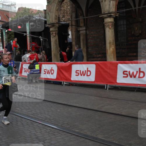 05.10.2025 - 20. swb-Marathon Bremen Yannick Fuchs http://msf.ph/oto/9317664 05.10.2025 11:08:44 Ziel 7069, 7706, 9276, 10212, 10998, 11028, 11073, 11076, 11242 meine-sportfotos.de