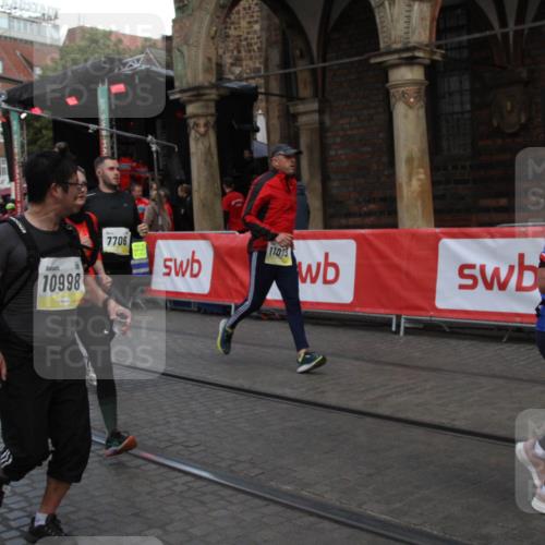 05.10.2025 - 20. swb-Marathon Bremen Yannick Fuchs http://msf.ph/oto/9317667 05.10.2025 11:08:46 Ziel 7069, 7706, 9191, 9276, 9589, 10567, 10939, 10998, 11028, 11073, 11076, 11479, 11590 meine-sportfotos.de