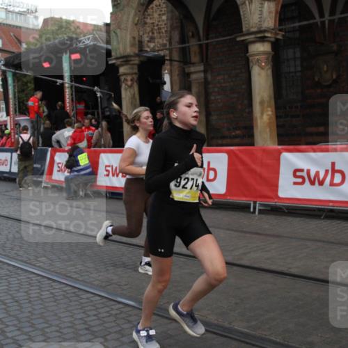 05.10.2025 - 20. swb-Marathon Bremen Yannick Fuchs http://msf.ph/oto/9317674 05.10.2025 11:08:53 Ziel 9274, 9721, 9853, 10051 meine-sportfotos.de