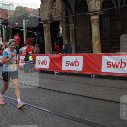 05.10.2025 - 20. swb-Marathon Bremen Yannick Fuchs http://msf.ph/oto/9317675 05.10.2025 11:08:56 Ziel 9184, 9721, 9853 meine-sportfotos.de