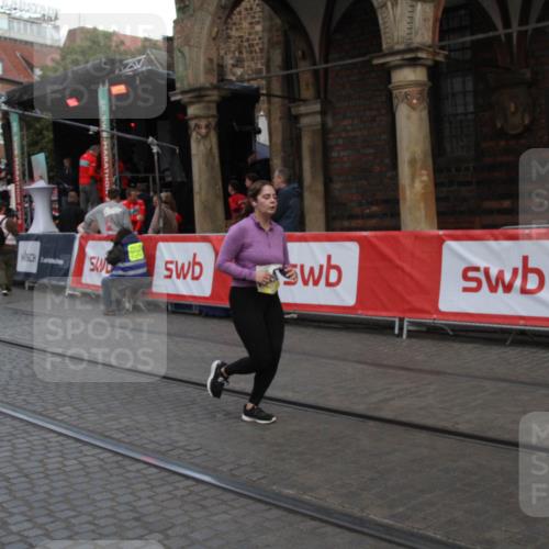 05.10.2025 - 20. swb-Marathon Bremen Yannick Fuchs http://msf.ph/oto/9317684 05.10.2025 11:09:07 Ziel 9632, 10458 meine-sportfotos.de