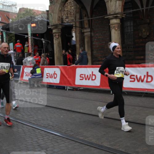 05.10.2025 - 20. swb-Marathon Bremen Yannick Fuchs http://msf.ph/oto/9317687 05.10.2025 11:09:16 Ziel 9798, 9815, 10315, 10784, 11379, 11437, 11674 meine-sportfotos.de