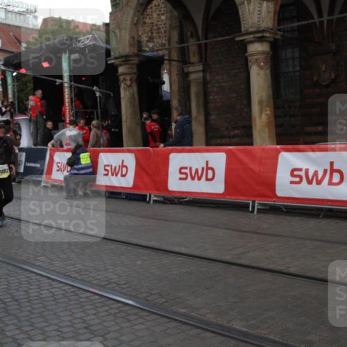 05.10.2025 - 20. swb-Marathon Bremen Yannick Fuchs http://msf.ph/oto/9317693 05.10.2025 11:09:25 Ziel 9848, 9892, 10295, 11218 meine-sportfotos.de
