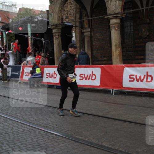 05.10.2025 - 20. swb-Marathon Bremen Yannick Fuchs http://msf.ph/oto/9317694 05.10.2025 11:09:26 Ziel 9848, 9892, 10214, 10295, 11037, 11218 meine-sportfotos.de