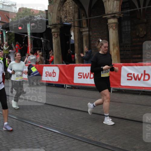 05.10.2025 - 20. swb-Marathon Bremen Yannick Fuchs http://msf.ph/oto/9317709 05.10.2025 11:09:45 Ziel 9001, 9538, 9731, 9732, 9887, 10245, 10316, 10672, 10881, 10886, 11407, 11654, 11655, 11664 meine-sportfotos.de