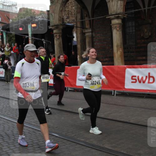 05.10.2025 - 20. swb-Marathon Bremen Yannick Fuchs http://msf.ph/oto/9317711 05.10.2025 11:09:46 Ziel 9001, 9538, 9731, 9732, 9887, 10245, 10316, 10412, 10672, 10881, 10886, 11407, 11654, 11655, 11664 meine-sportfotos.de