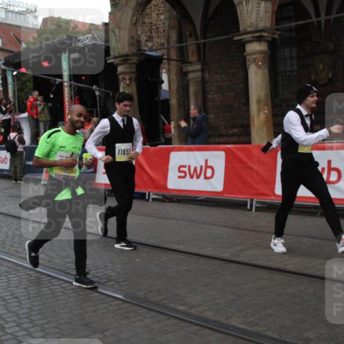 05.10.2025 - 20. swb-Marathon Bremen Yannick Fuchs http://msf.ph/oto/9317717 05.10.2025 11:09:50 Ziel 9001, 9538, 10412, 10886, 11206, 11654, 11655 meine-sportfotos.de
