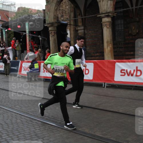 05.10.2025 - 20. swb-Marathon Bremen Yannick Fuchs http://msf.ph/oto/9317718 05.10.2025 11:09:50 Ziel 9001, 9538, 10412, 10886, 11206, 11654, 11655 meine-sportfotos.de
