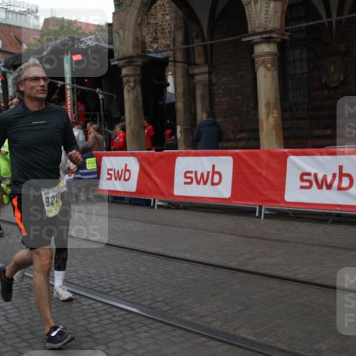 05.10.2025 - 20. swb-Marathon Bremen Yannick Fuchs http://msf.ph/oto/9317731 05.10.2025 11:10:06 Ziel 9288, 9554, 9561, 10383, 10435, 10515, 10659, 10885, 10969, 11401, 11405, 11634 meine-sportfotos.de